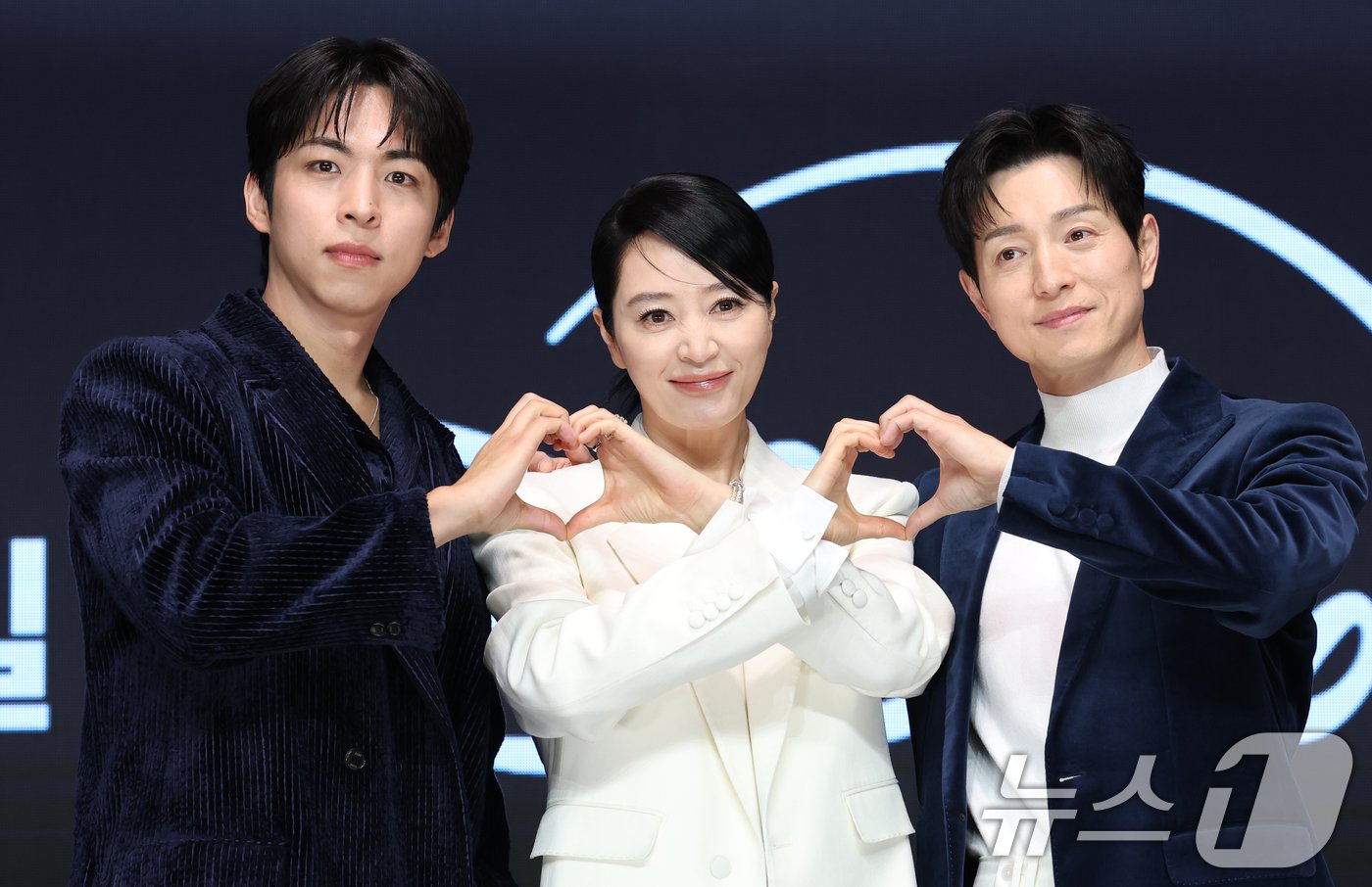 본문 이미지 - 배우 주종혁(왼쪽부터)과 김혜수, 정성일이 8일 서울 영등포구 콘래드호텔에서 열린 디즈니+(플러스) 새 오리지널 시리즈 '트리거’ 제작발표회에 참석해 하트 포즈를 취하고 있다. ⓒ News1 권현진 기자