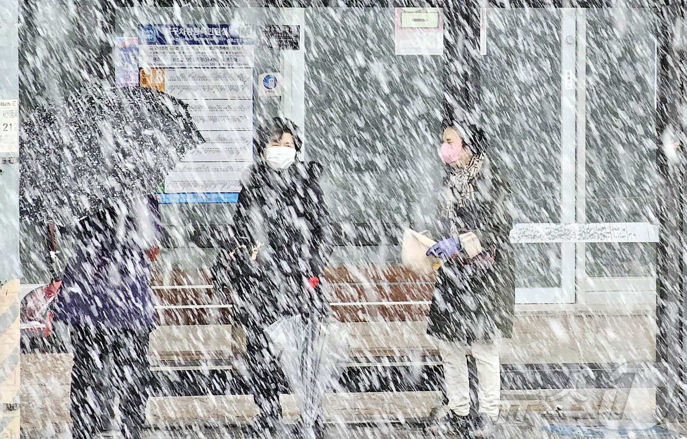 본문 이미지 - 폭설 내리는 광주. &#40;광주 북구 제공&#41;/뉴스1