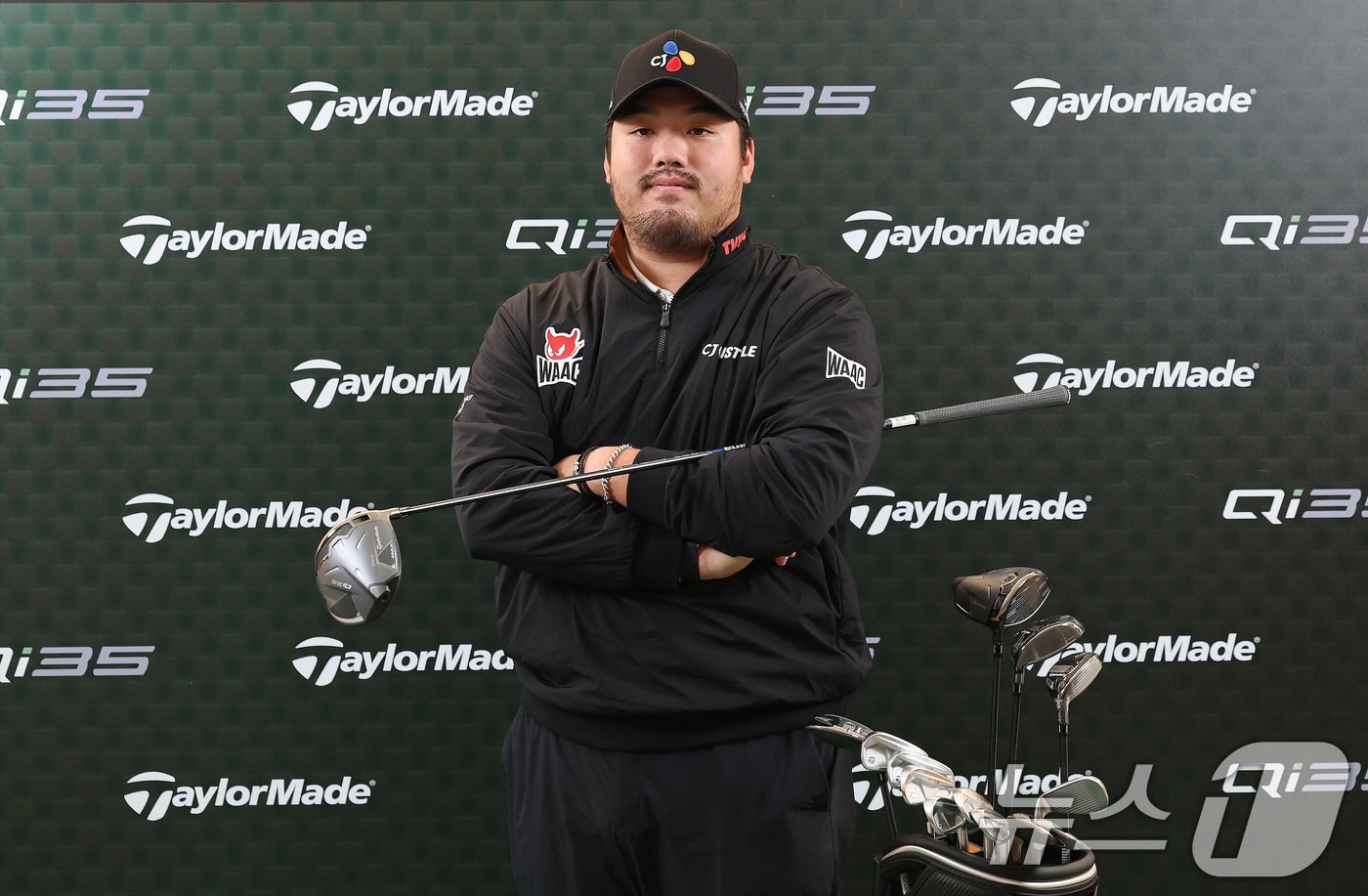 본문 이미지 - 프로골퍼 정찬민이 8일 오전 서울 중구 동대문디자인플라자 아트홀에서 열린 ‘테일러메이드 2025 언락 인비테이셔널’ 신제품 Qi35 시리즈 론칭행사에서 포토타임을 갖고 있다.  2025.1.8/뉴스1 ⓒ News1 임세영 기자