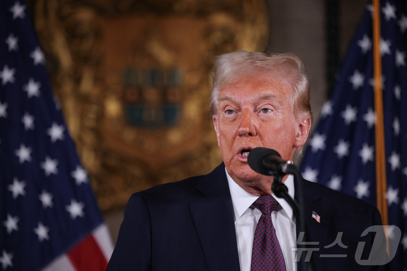 본문 이미지 - 도널드 트럼프 미국 대통령 당선인이 지난 7일 &#40;현지시간&#41; 플로리다주 팜비치에 있는 마러라고 저택에서 기자회견을 갖고 “파나마 운하와 그린란드를 미국의 영향력 아래 두기 위해 군대 투입 가능성을 검토할 수 있다”고 밝히고 있다. 2025.01.08 ⓒ 로이터=뉴스1 ⓒ News1 우동명 기자