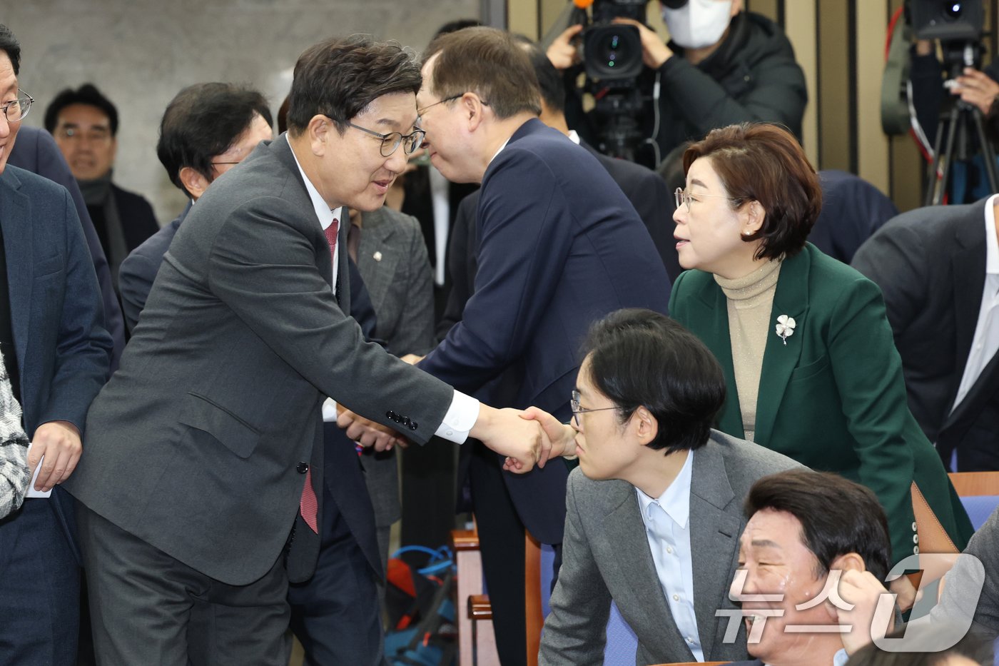 권성동 국민의힘 원내대표가 8일 오전 서울 여의도 국회에서 열린 의원총회에서 의원들과 인사나누고 있다. 2025.1.8/뉴스1 ⓒ News1 이광호 기자