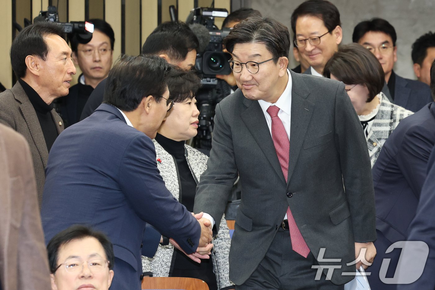 본문 이미지 - 권성동 국민의힘 원내대표가 8일 오전 서울 여의도 국회에서 열린 의원총회에서 의원들과 인사나누고 있다. 2025.1.8/뉴스1 ⓒ News1 이광호 기자
