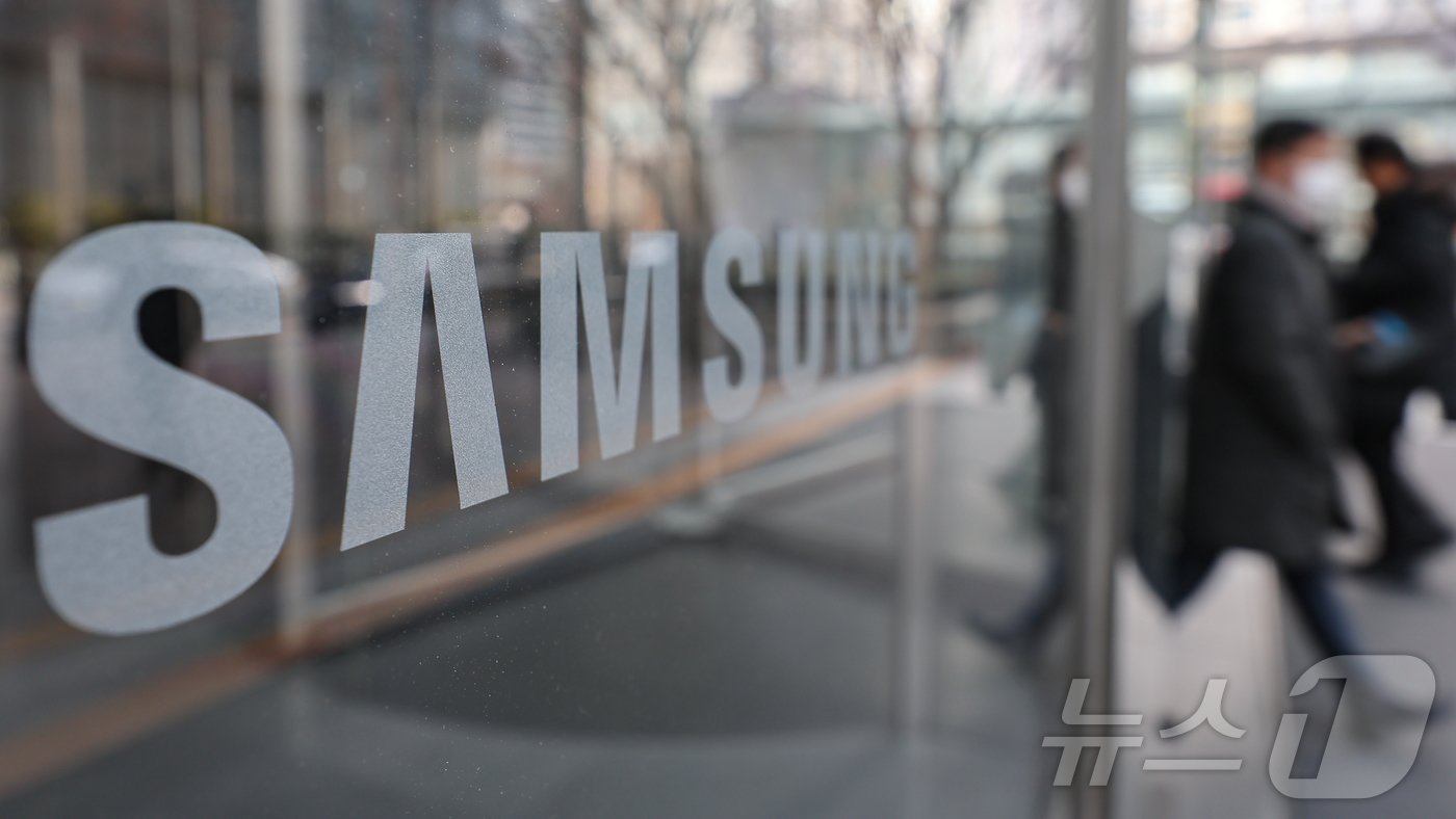 본문 이미지 - 삼성전자가 지난해 4분기 시장 전망치를 밑도는 6조원대 영업이익을 냈다. 삼성전자는 8일 잠정 실적 공시를 통해 지난해 4분기 연결기준 매출 75조원을 달성했다고 밝혔다. 2025.1.8/뉴스1 ⓒ News1 김도우 기자