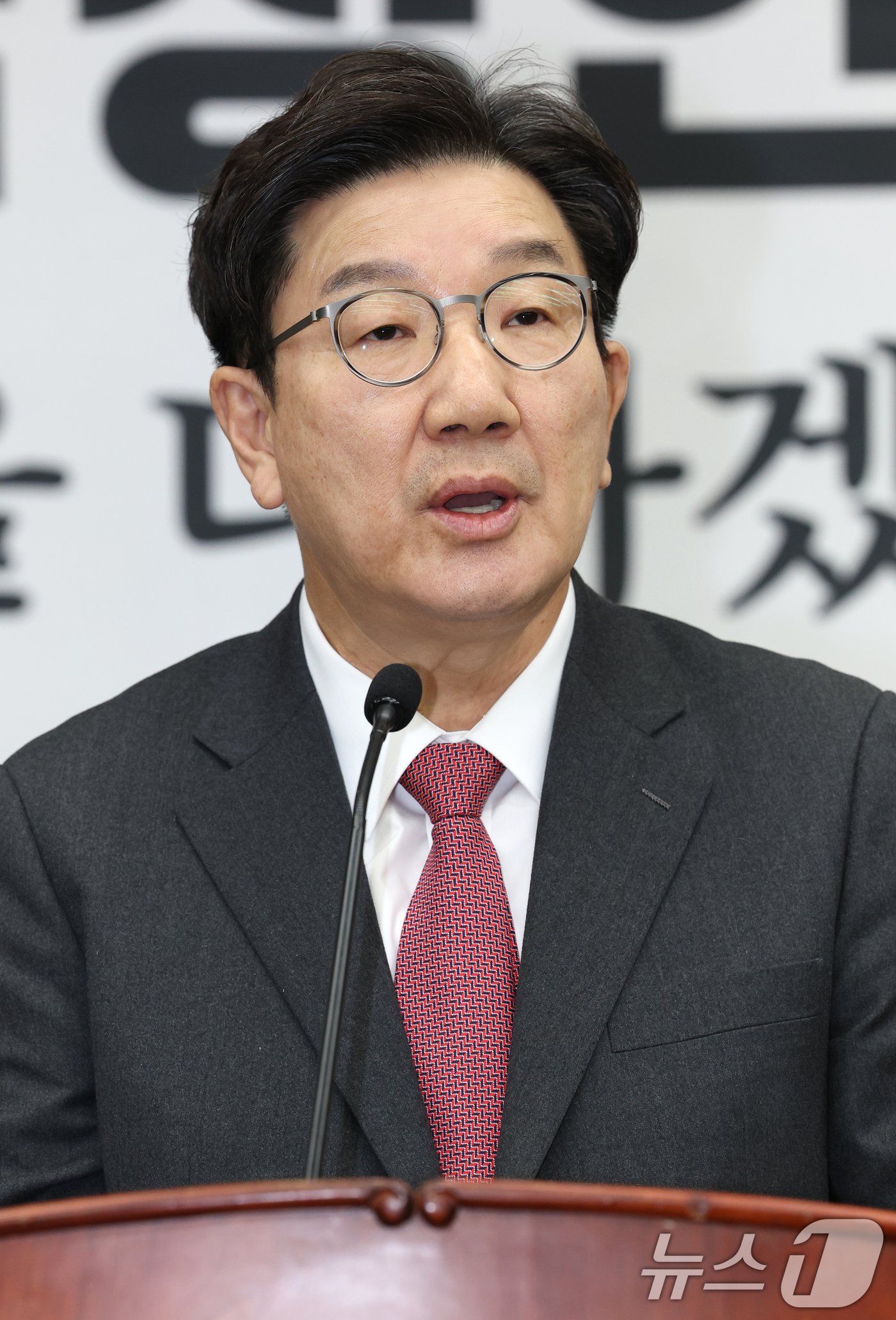 본문 이미지 - 권성동 국민의힘 원내대표가 8일 오전 서울 여의도 국회에서 열린 의원총회에서 발언하고 있다. 2025.1.8/뉴스1 ⓒ News1 이광호 기자