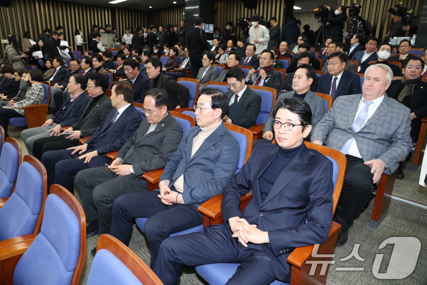 본문 이미지 - 국민의힘 의원들이 8일 오전 서울 여의도 국회에서 열린 의원총회에서 권성동 원내대표의 발언을 듣고 있다. 2025.1.8/뉴스1 ⓒ News1 이광호 기자