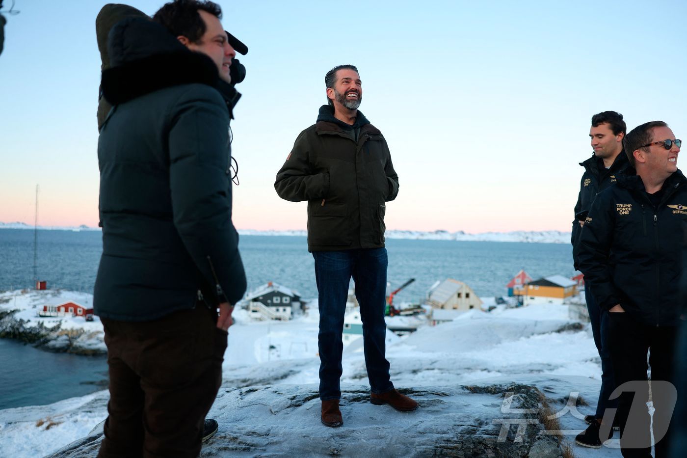 본문 이미지 - 7일&#40;현지시간&#41; 도널드 트럼프 미국 대통령 당선인의 장남 도널드 트럼프 주니어가 부친이 매입하겠다는 덴마크령 그린란드를 방문했다. 2025.01.07/ ⓒ AFP=뉴스1 ⓒ News1 박재하 기자