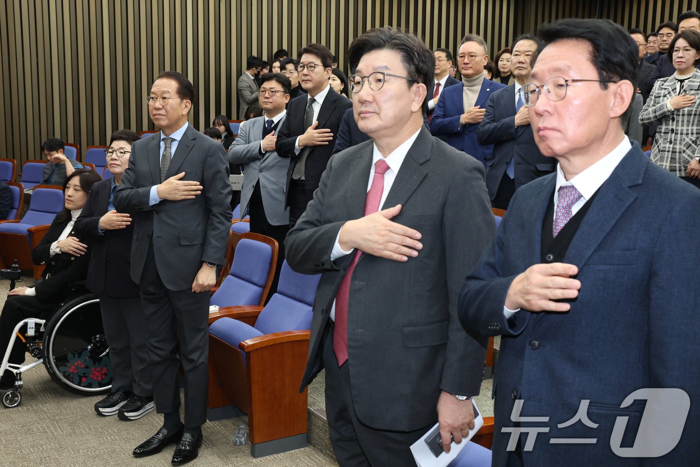 국민의힘 권영세 비상대책위원장과 권성동 원내대표를 비롯한 의원들이 8일 오전 서울 여의도 국회에서 열린 의원총회에서 국민의례를 하고 있다. 2025.1.8/뉴스1 ⓒ News1 이광호 기자