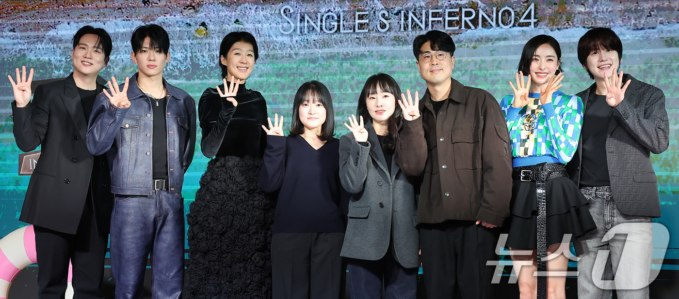 (서울=뉴스1) 김진환 기자 = 8일 서울 마포구 호텔 나루 서울 엠갤러리에서 열린 넷플릭스(Netflix) 오리지널 '솔로지옥4' 제작발표회에 참석한 출연진 및 PD들이 포즈를 …