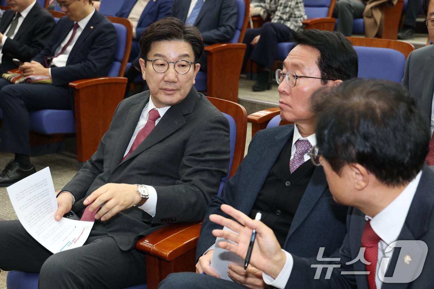 권성동 국민의힘 원내대표가 8일 오전 서울 여의도 국회에서 열린 의원총회에서 박형수 원내수석부대표와 대화하고 있다. 2025.1.8/뉴스1 ⓒ News1 이광호 기자