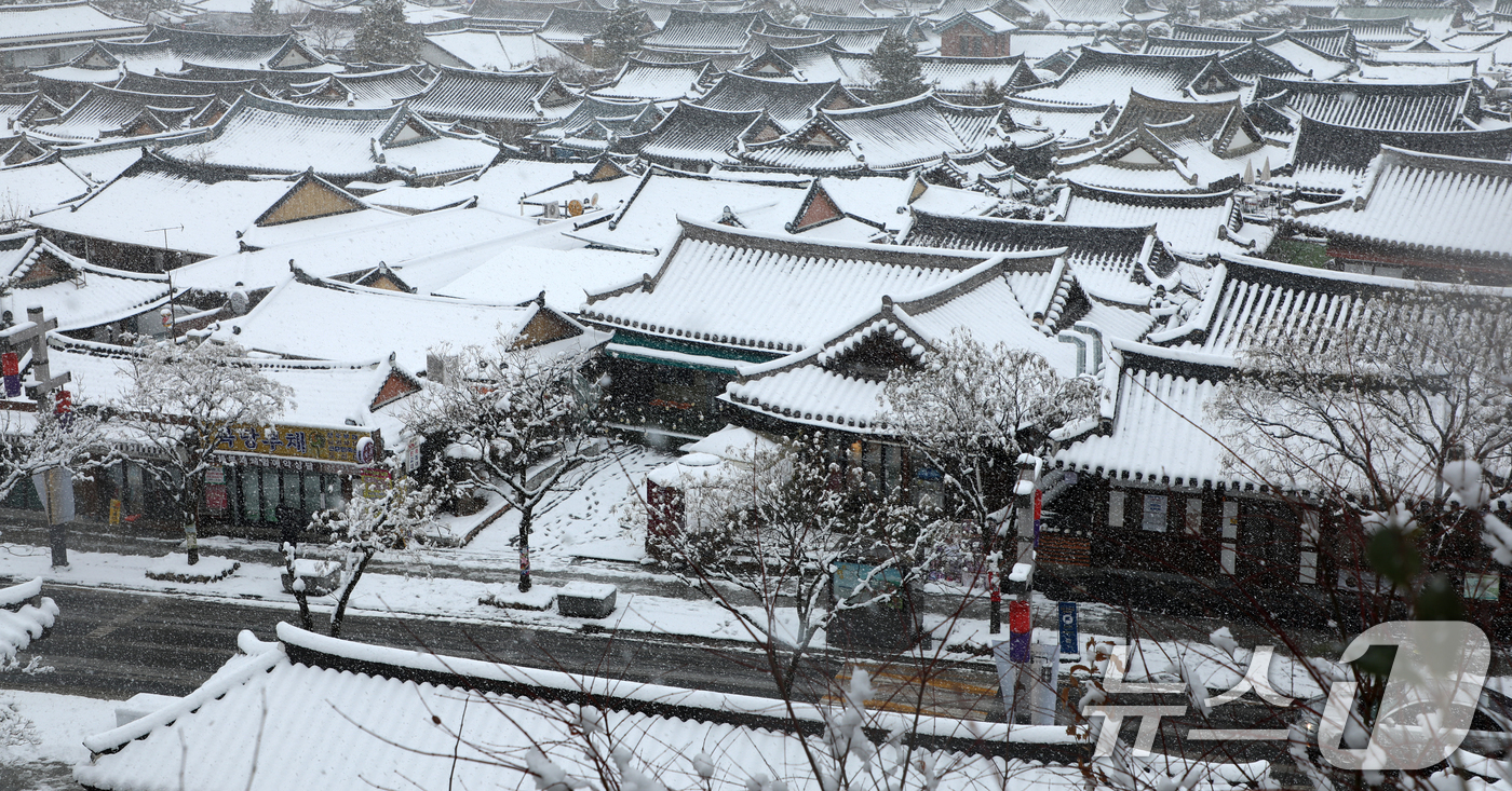 (전주=뉴스1) 유경석 기자 = 전북지역 곳곳에 대설주의보가 발효된 8일 전북자치도 전주시 한옥마을에 눈이 내리고 있다. 2025.1.8/뉴스1