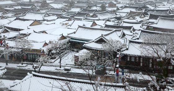 전주 한옥마을 지붕 위로 쌓인 눈