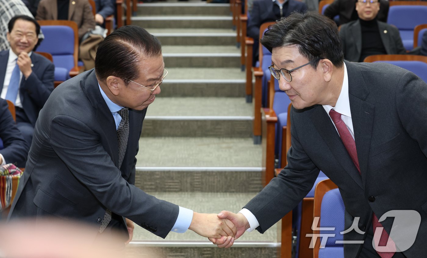 권영세 국민의힘 비상대책위원장과 권성동 원내대표가 8일 오전 서울 여의도 국회에서 열린 의원총회에서 인사나누고 있다. 2025.1.8/뉴스1 ⓒ News1 이광호 기자