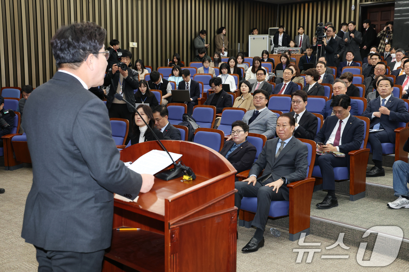 (서울=뉴스1) 이광호 기자 = 국민의힘 권영세 비상대책위원장을 비롯한 의원들이 8일 오전 서울 여의도 국회에서 열린 의원총회에서 권성동 원내대표의 발언을 듣고 있다. 2025.1 …