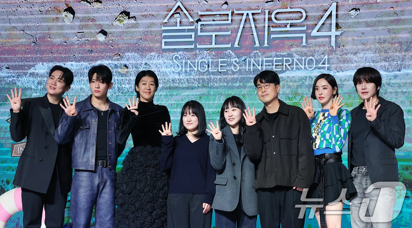 8일 서울 마포구 호텔 나루 서울 엠갤러리에서 열린 넷플릭스&#40;Netflix&#41; 오리지널 &#39;솔로지옥4&#39; 제작발표회에 참석한 출연진 및 PD들이 포즈를 취하고 있다. 사진 왼쪽부터 가수 한해, 방송인 겸 유투버 덱스&#40;DEX&#41;, 방송인 홍진경, 박수지 PD, 김정현 PD, 김재원 PD, 배우 이다희, 가수 규현. &#39;솔로지옥4&#39;는 커플이 되어야만 나갈 수 있는 외딴 섬, ‘지옥도’에서 펼쳐질 솔로들의 솔직하고 화끈한 데이팅 리얼리티쇼로 오는 14일 공개된다. 2025.1.8/뉴스1 ⓒ News1 김진환 기자