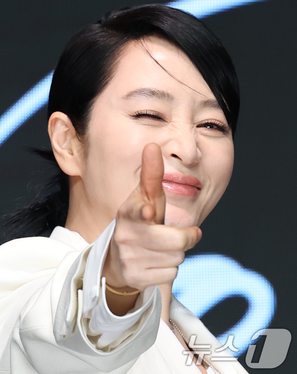 본문 이미지 - 배우 김혜수가 8일 서울 영등포구 콘래드호텔에서 열린 디즈니+(플러스) 새 오리지널 시리즈 '트리거’ 제작발표회에 참석해 포즈를 취하고 있다. ⓒ News1 권현진 기자