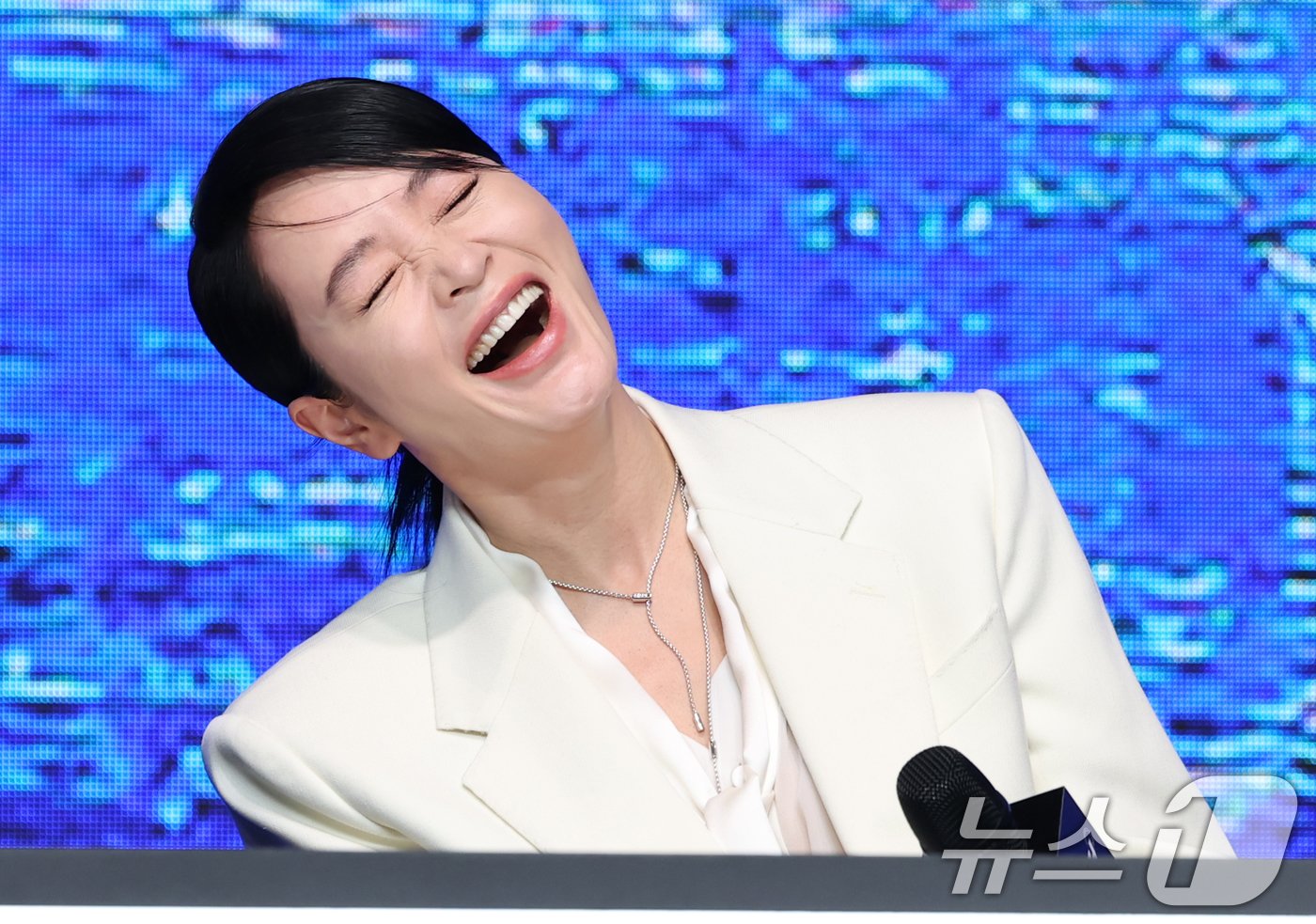 본문 이미지 - 배우 김혜수가 8일 서울 영등포구 콘래드호텔에서 열린 디즈니+(플러스) 새 오리지널 시리즈 '트리거’ 제작발표회에 참석해 고난도 액션 질문에 환한 미소를 짓고 있다. ⓒ News1 권현진 기자