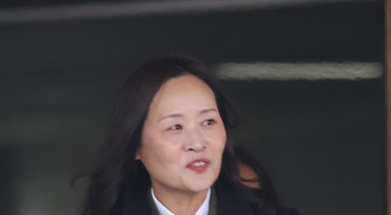 차량으로 향하는 정정미 재판관