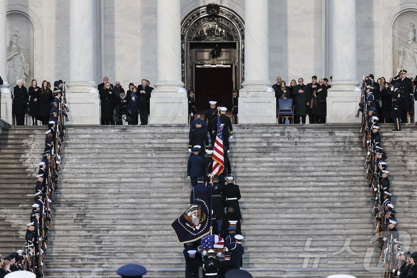 본문 이미지 - 7일&#40;현지시간&#41; 워싱턴 의사당 중앙홀을 향해 지미 카터 전 미국 대통령의 유해가 계단을 오르고 있다. 2025.01.07 ⓒ AFP=뉴스1 ⓒ News1 우동명 기자