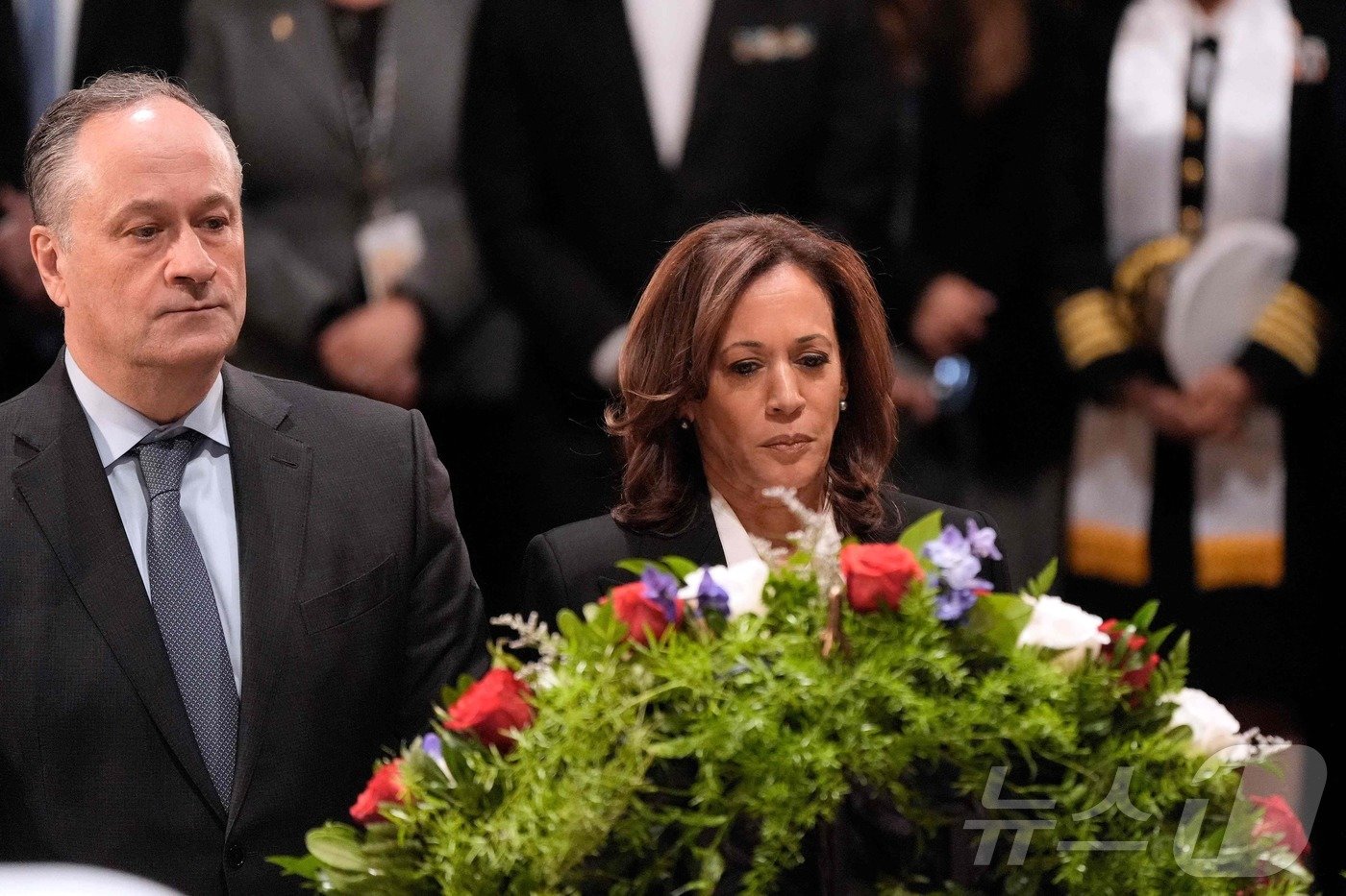 본문 이미지 - 카멀라 해리스 미국 부통령과 남편 더그 엠호프가 7일&#40;현지시간&#41; 워싱턴 의사당 중앙홀에 안치된 지미 카터 전 미국 대통령을 추모하고 있다. 2025.01.07 ⓒ AFP=뉴스1 ⓒ News1 우동명 기자