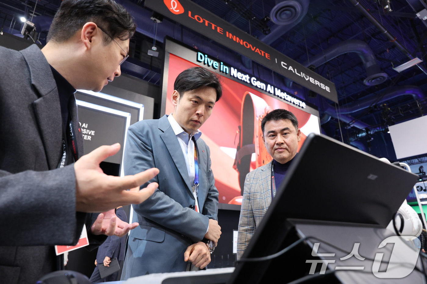 (라스베이거스(미국)=뉴스1) 신웅수 기자 = 신유열 롯데지주 미래성장실장(부사장)이 세계 최대 정보기술(IT)·가전 전시회 'CES 2025' 개막일인 7일(현지시간) 미국 네바 …