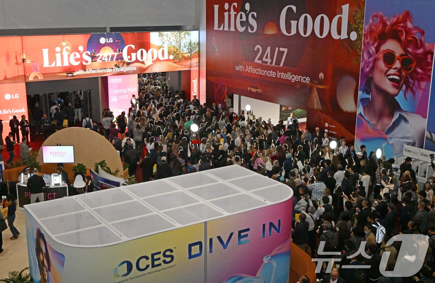 본문 이미지 - 세계 최대 정보기술&#40;IT&#41;·가전 전시회 &#39;CES 2025&#39; 개막일인 7일&#40;현지시간&#41; 미국 네바다주 라스베이거스 컨벤션센터&#40;LVCC&#41;가 관람객들로 북적이고 있다. &#40;공동취재&#41; 2025.1.8/뉴스1 ⓒ News1 신웅수 기자