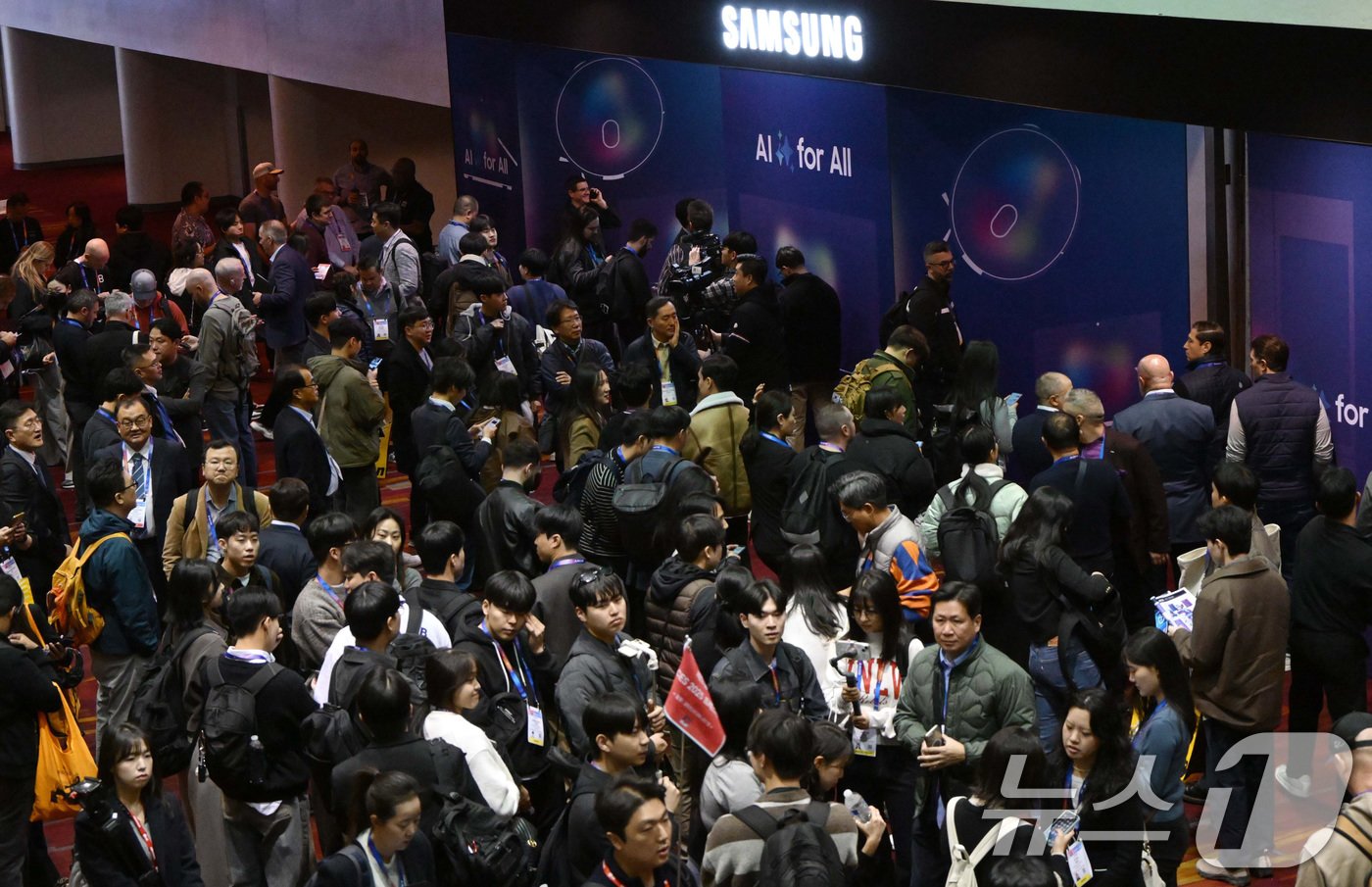 본문 이미지 - 세계 최대 정보기술&#40;IT&#41;·가전 전시회 &#39;CES 2025&#39; 개막일인 7일&#40;현지시간&#41; 미국 네바다주 라스베이거스 컨벤션센터&#40;LVCC&#41;에서 관람객들이 입장하기 위해 줄을 서 있다. &#40;공동취재&#41; 2025.1.8/뉴스1 ⓒ News1 신웅수 기자