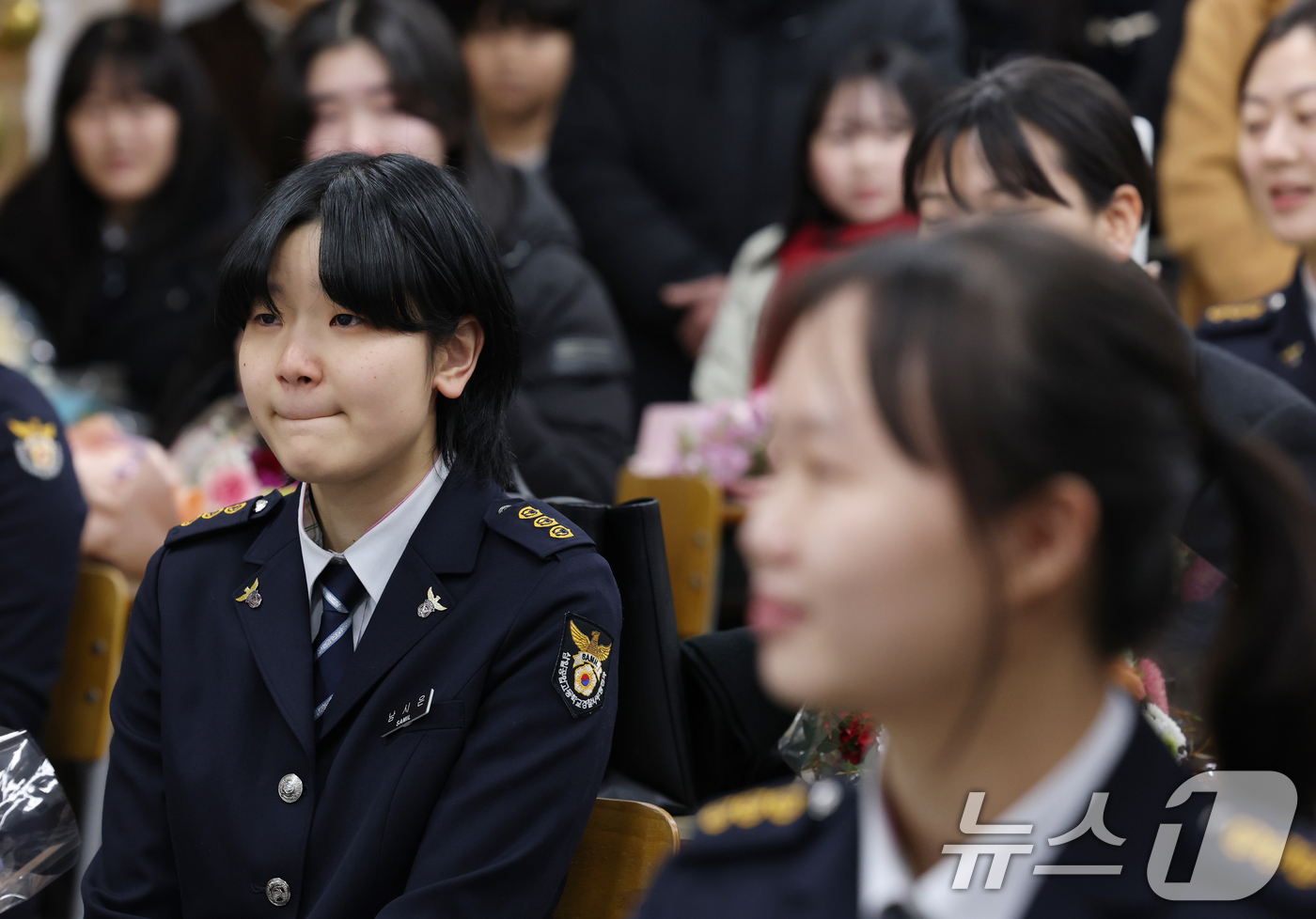 (수원=뉴스1) 김영운 기자 = 8일 오전 경기 수원시 팔달구 삼일공업고등학교에서 열린 졸업식에서 경찰사무행정학과 학생들이 담임선생님의 말씀을 듣고 있다. 2025.1.8/뉴스1