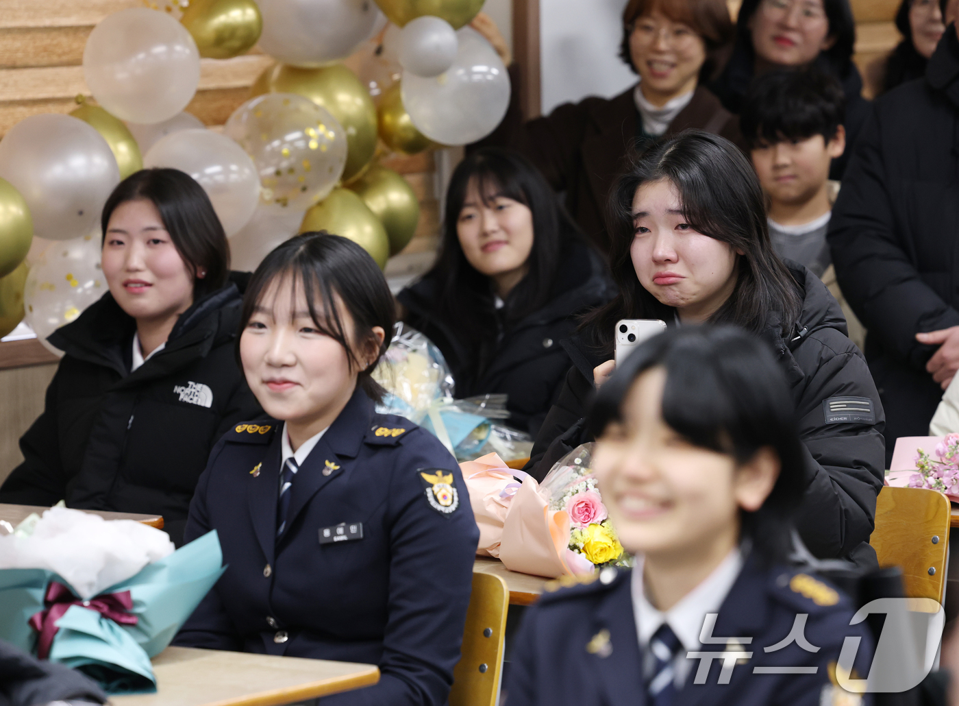 (수원=뉴스1) 김영운 기자 = 8일 오전 경기 수원시 팔달구 삼일공업고등학교에서 열린 졸업식에서 경찰사무행정학과 학생들이 담임선생님의 말씀을 듣고 있다. 2025.1.8/뉴스1