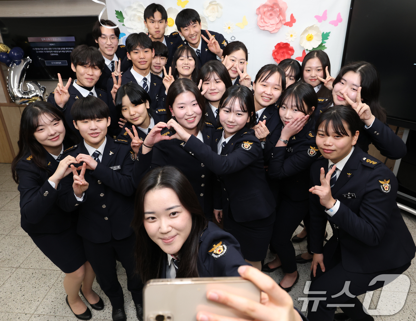 (수원=뉴스1) 김영운 기자 = 8일 오전 경기 수원시 팔달구 삼일공업고등학교에서 열린 졸업식에서 경찰사무행정학과 학생들이 졸업식을 마치고 기념촬영을 하고 있다. 2025.1.8/ …