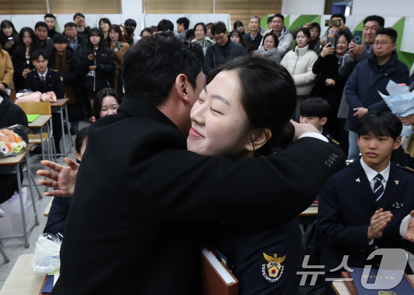 (수원=뉴스1) 김영운 기자 = 8일 오전 경기 수원시 팔달구 삼일공업고등학교에서 열린 졸업식에서 경찰사무행정학과 학생이 담임선생님과 포옹을 하고 있다. 2025.1.8/뉴스1