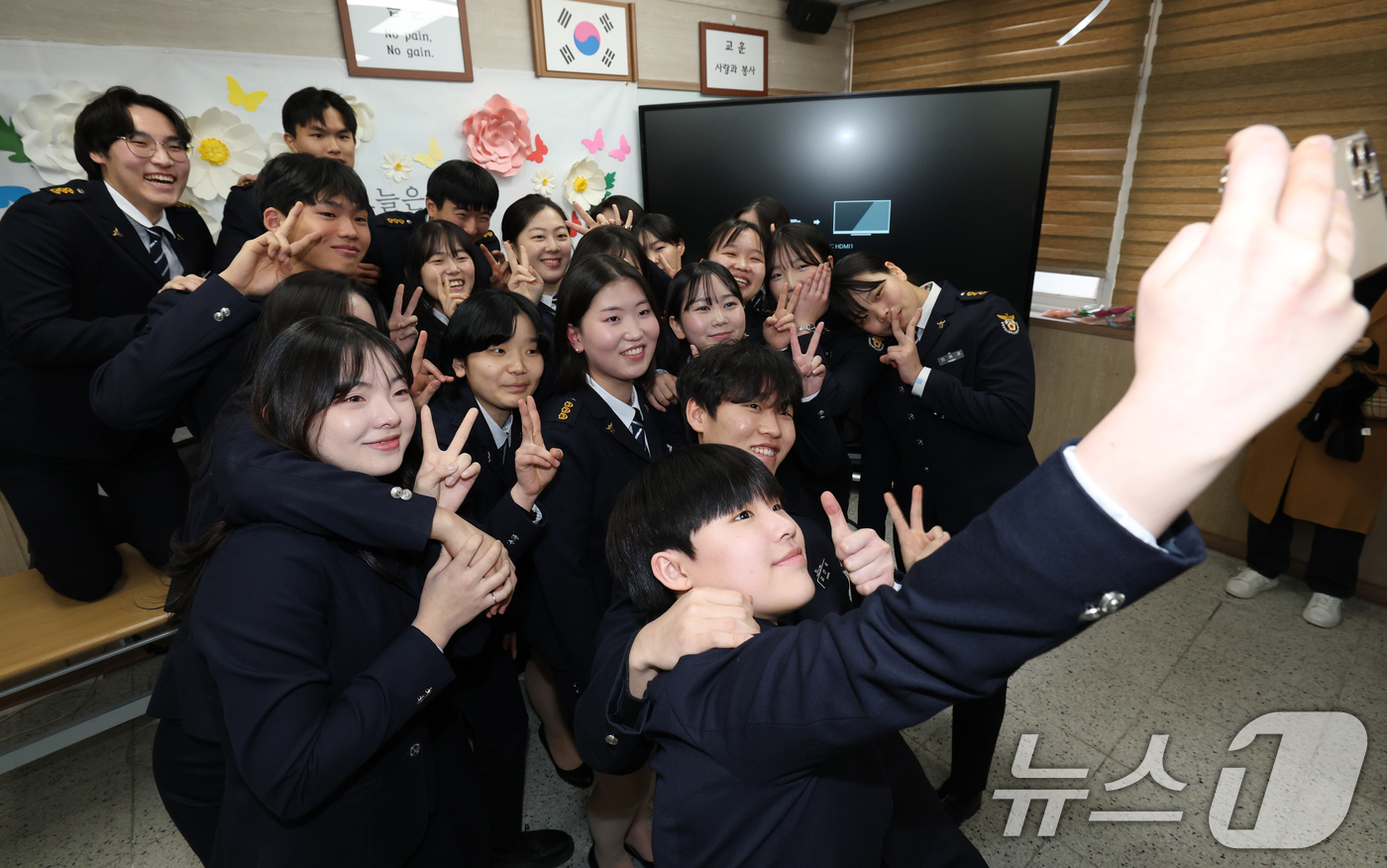 (수원=뉴스1) 김영운 기자 = 8일 오전 경기 수원시 팔달구 삼일공업고등학교에서 열린 졸업식에서 경찰사무행정학과 학생들이 졸업식을 마치고 기념촬영을 하고 있다. 2025.1.8/ …