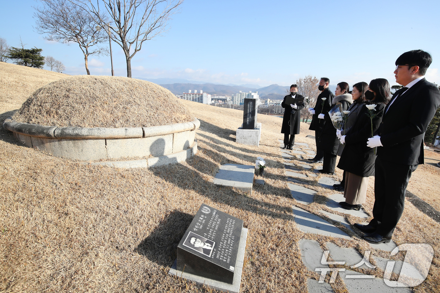 (대구=뉴스1) 공정식 기자 = 8일 오전 대구 동구 신암동 국립신암선열공원에서 열린 '광복 80주년 애국지사 특별참배'에 참여한 관리소 직원들이 고(故) 방한상(1900~1970 …