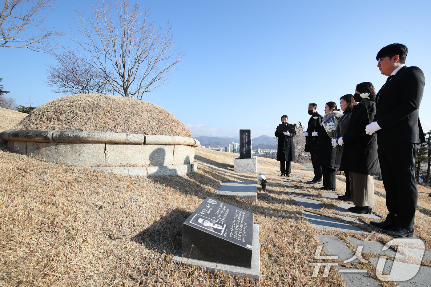 (대구=뉴스1) 공정식 기자 = 8일 오전 대구 동구 신암동 국립신암선열공원에서 열린 '광복 80주년 애국지사 특별참배'에 참여한 관리소 직원들이 고(故) 방한상(1900~1970 …