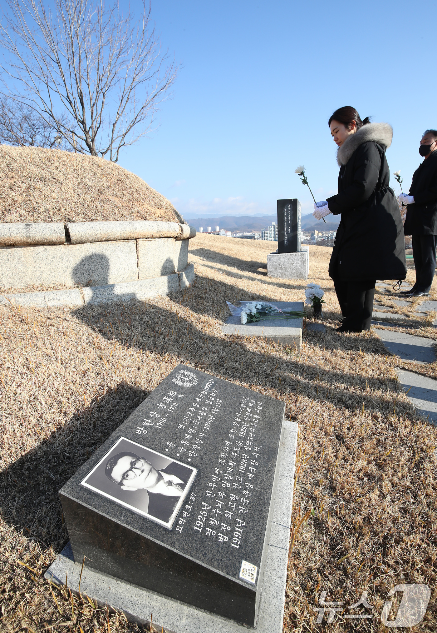 (대구=뉴스1) 공정식 기자 = 8일 오전 대구 동구 신암동 국립신암선열공원에서 열린 '광복 80주년 애국지사 특별참배'에 참여한 관리소 직원들이 고(故) 방한상(1900~1970 …