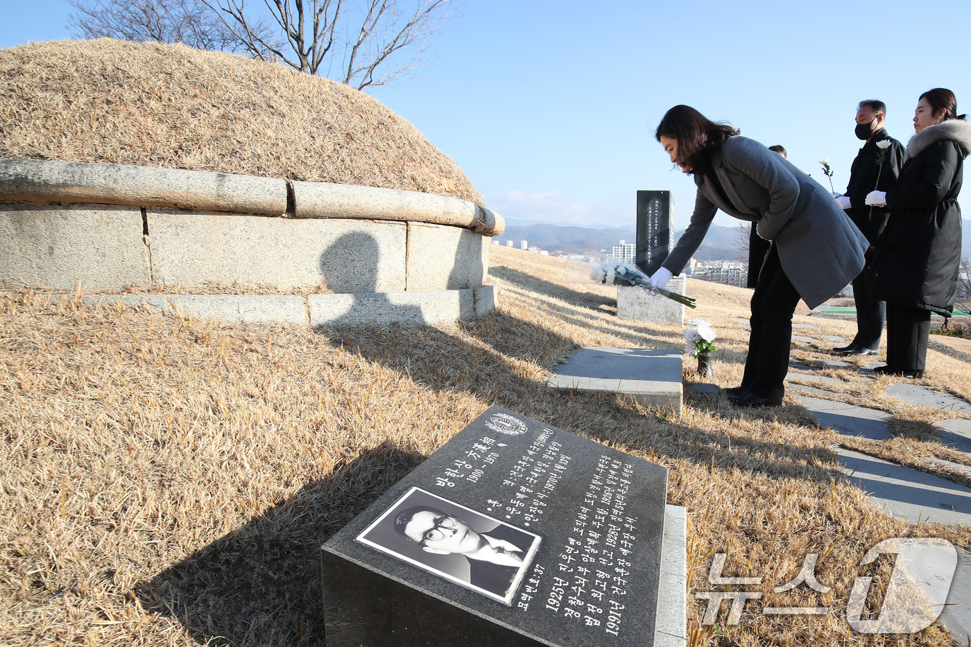 (대구=뉴스1) 공정식 기자 = 8일 오전 대구 동구 신암동 국립신암선열공원에서 열린 '광복 80주년 애국지사 특별참배'에 참여한 관리소 직원들이 고(故) 방한상(1900~1970 …