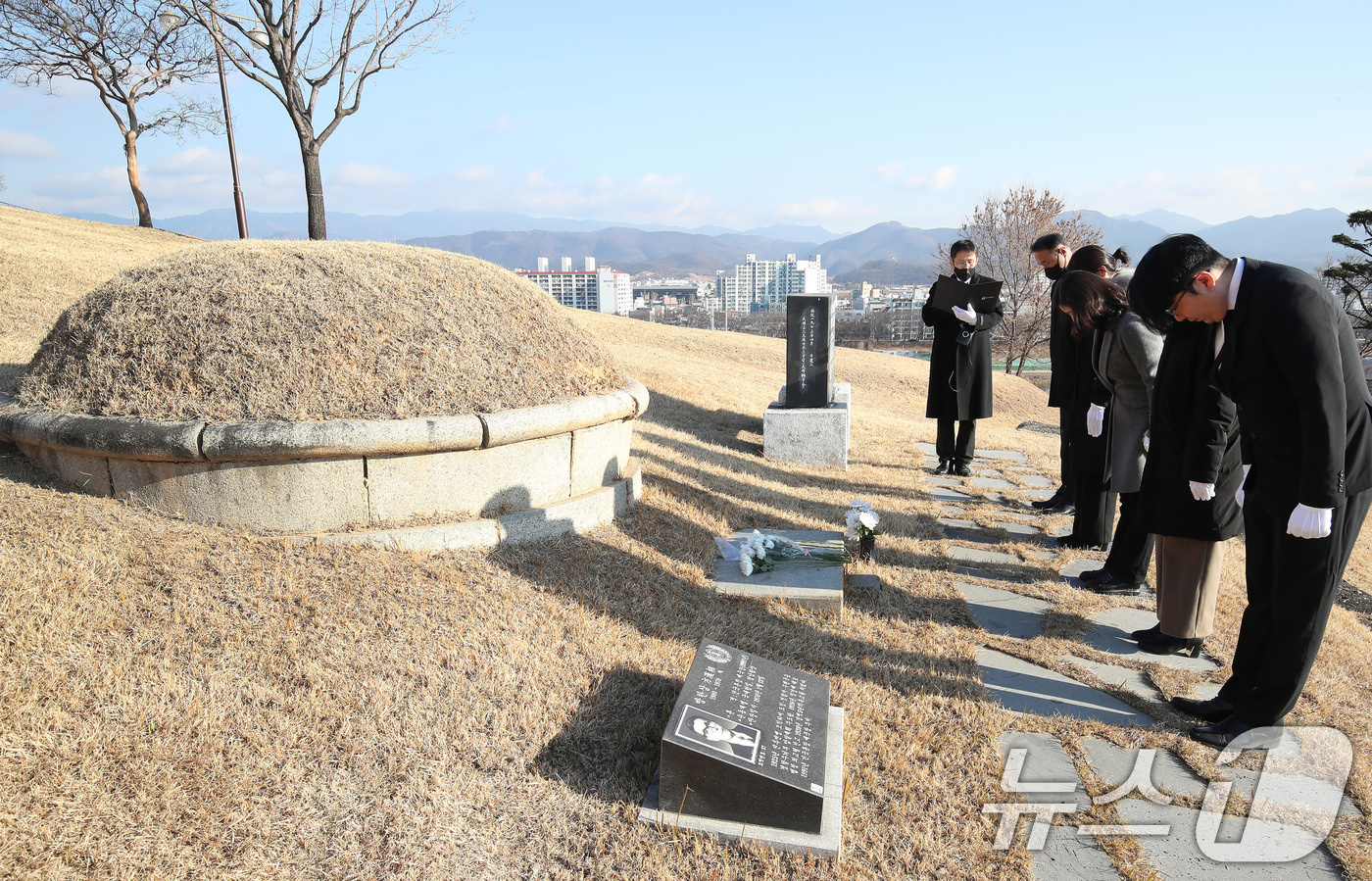 (대구=뉴스1) 공정식 기자 = 8일 오전 대구 동구 신암동 국립신암선열공원에서 열린 '광복 80주년 애국지사 특별참배'에 참여한 관리소 직원들이 고(故) 방한상(1900~1970 …