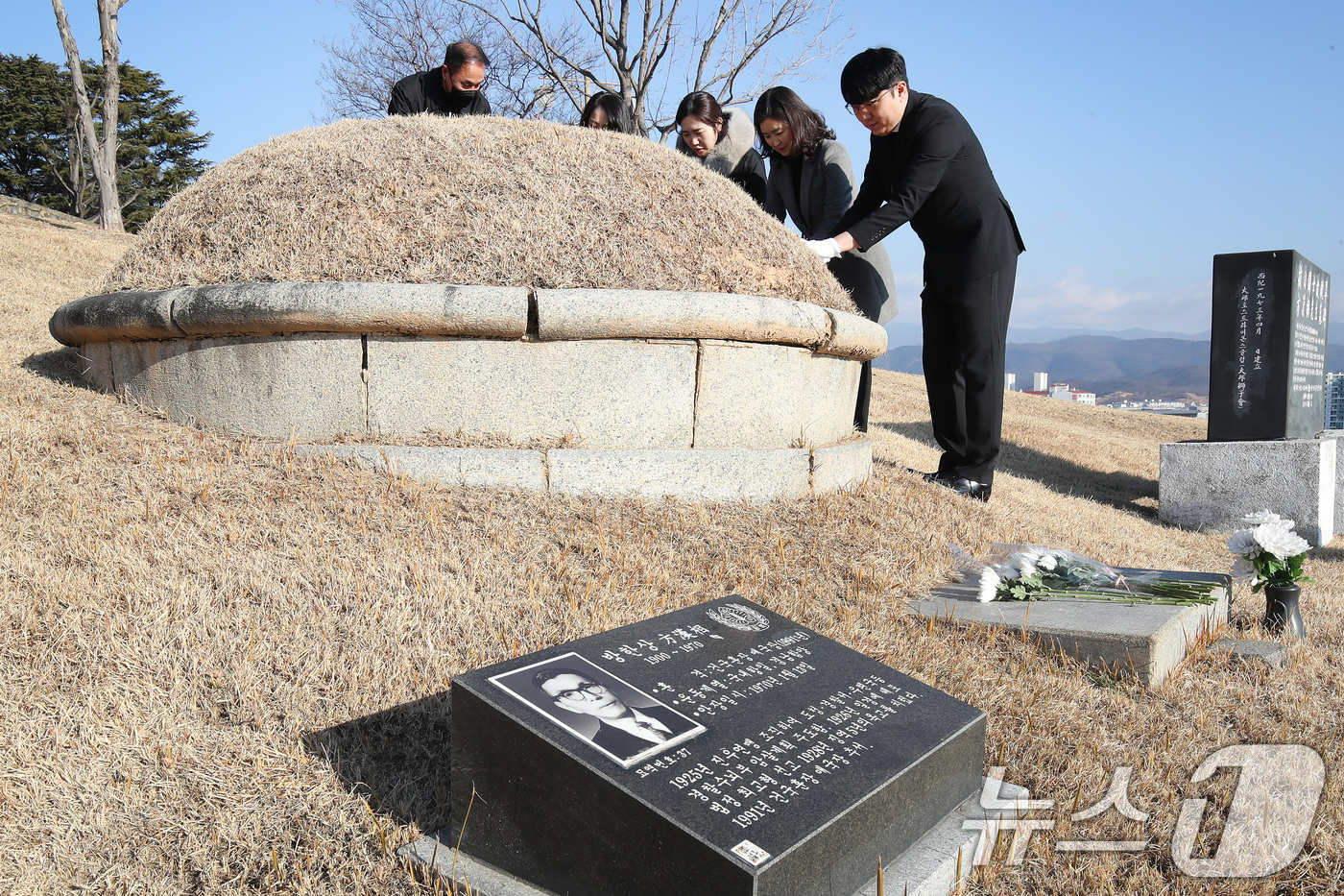 (대구=뉴스1) 공정식 기자 = 8일 오전 대구 동구 신암동 국립신암선열공원에서 열린 '광복 80주년 애국지사 특별참배'에 참여한 관리소 직원들이 고(故) 방한상(1900~1970 …