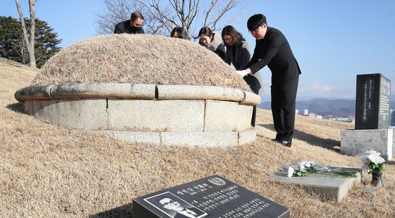 광복 80주년 애국지사 특별참배 후 묘역 정화활동