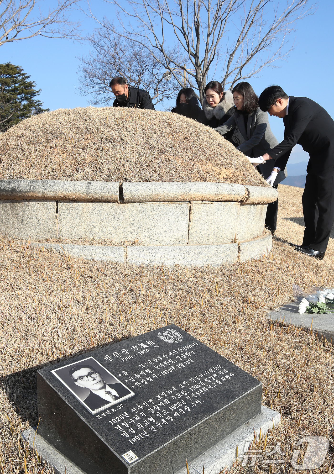 (대구=뉴스1) 공정식 기자 = 8일 오전 대구 동구 신암동 국립신암선열공원에서 열린 '광복 80주년 애국지사 특별참배'에 참여한 관리소 직원들이 고(故) 방한상(1900~1970 …