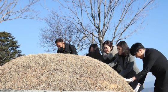 광복 80주년 애국지사 특별참배 후 묘역 정화활동