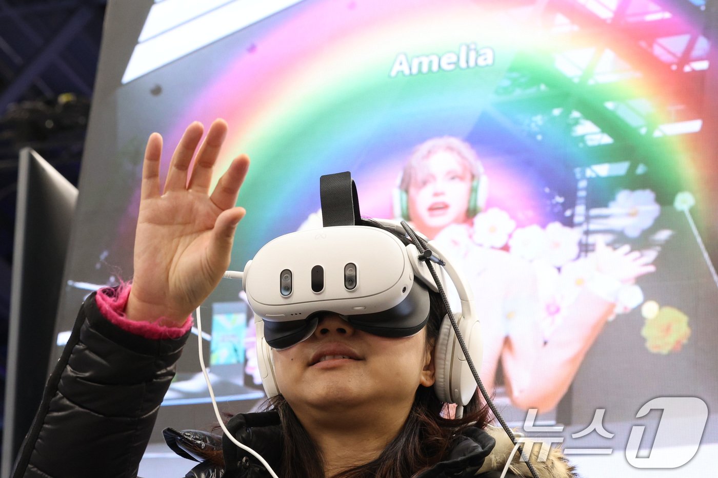 본문 이미지 - 세계 최대 정보기술&#40;IT&#41;·가전 전시회 &#39;CES 2025&#39; 개막일인 7일&#40;현지시간&#41; 미국 네바다주 라스베이거스 컨벤션센터&#40;LVCC&#41;에 마련된 롯데이노베이트 부스에서 관람객이 가상현실&#40;VR&#41;을 이용한 케이팝 콘텐츠를 관람하고 있다. 2025.1.8/뉴스1 ⓒ News1 신웅수 기자