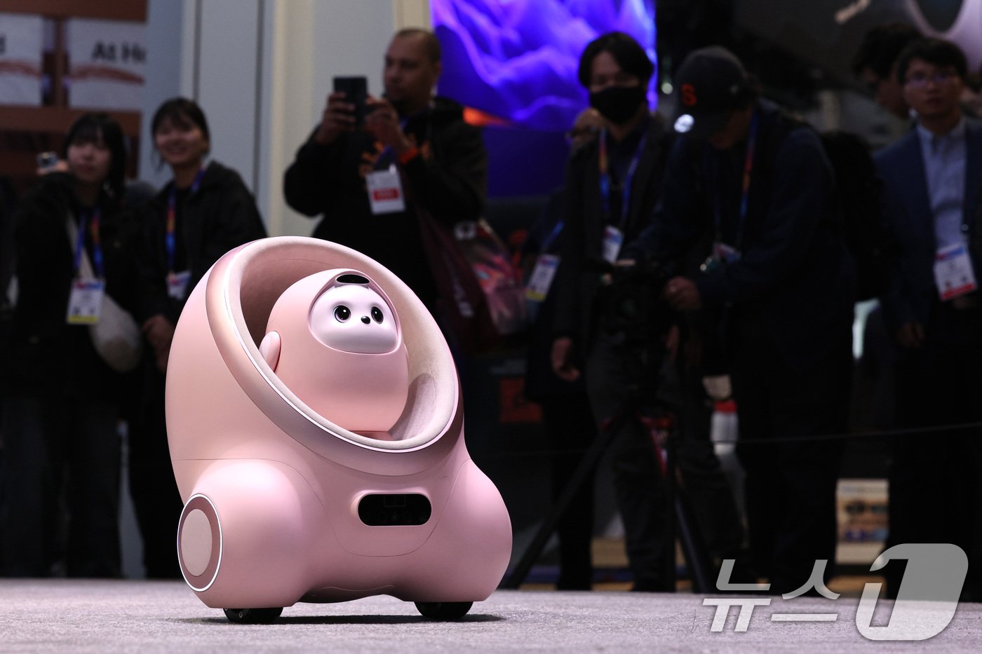 본문 이미지 - 세계 최대 정보기술&#40;IT&#41;·가전 전시회 &#39;CES 2025&#39; 개막일인 7일&#40;현지시간&#41; 미국 네바다주 라스베이거스 컨벤션센터&#40;LVCC&#41;에 마련된 중국기업 TCL 부스에서 관람객들이 인공지능&#40;AI&#41; 로봇 에이미&#40;AiMe&#41;를 살펴보고 있다. 2025.1.8/뉴스1 ⓒ News1 신웅수 기자