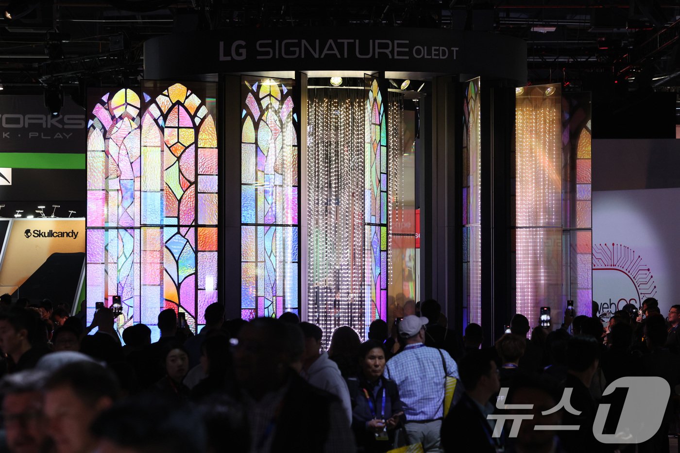 본문 이미지 - 세계 최대 정보기술&#40;IT&#41;·가전 전시회 &#39;CES 2025&#39; 개막일인 7일&#40;현지시간&#41; 미국 네바다주 라스베이거스 컨벤션센터&#40;LVCC&#41;에 마련된 LG전자 부스에서 관람객들이 &#39;LG 시그니처 올레드 T&#39; 28대로 구성된 초대형 미디어아트를 관람하고 있다. 2025.1.8/뉴스1 ⓒ News1 신웅수 기자