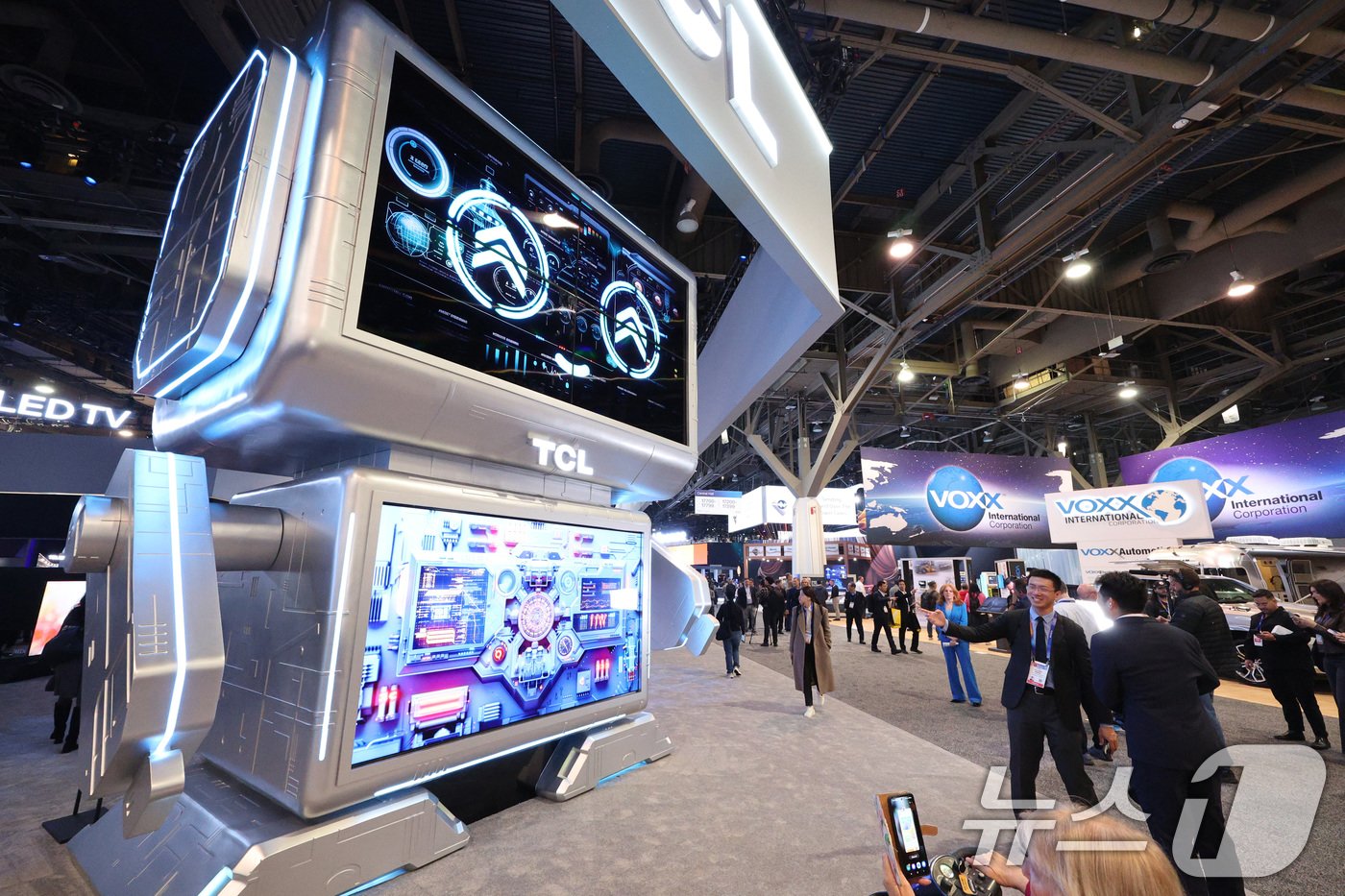 본문 이미지 - 세계 최대 IT&#40;정보기술&#41;·가전 전시회 &#39;CES 2025&#39; 개막일인 7일&#40;현지시간&#41; 미국 네바다주 라스베이거스 컨벤션센터&#40;LVCC&#41;에 마련된 TCL 부스에서 관람객들이 인공지능&#40;AI&#41; 로봇을 살펴보고 있다. 2025.1.8/뉴스1 ⓒ News1 신웅수 기자