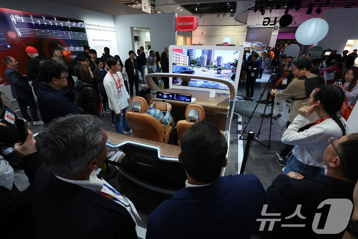 (라스베이거스(미국)=뉴스1) 신웅수 기자 = 세계 최대 정보기술(IT)·가전 전시회 'CES 2025' 개막일인 7일(현지시간) 미국 네바다주 라스베이거스 컨벤션센터(LVCC)에 …