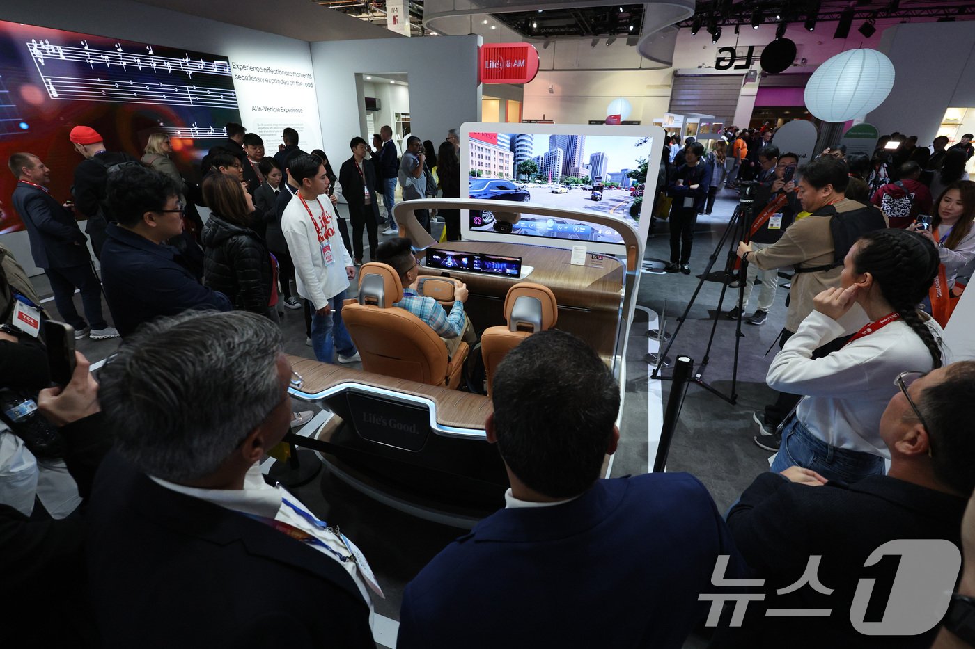 본문 이미지 - 세계 최대 정보기술&#40;IT&#41;·가전 전시회 &#39;CES 2025&#39; 개막일인 7일&#40;현지시간&#41; 미국 네바다주 라스베이거스 컨벤션센터&#40;LVCC&#41;에 마련된 LG전자 부스에서 관람객들이 인캐빈 센싱 솔루션을 체험하고 있다. 2025.1.8/뉴스1 ⓒ News1 신웅수 기자