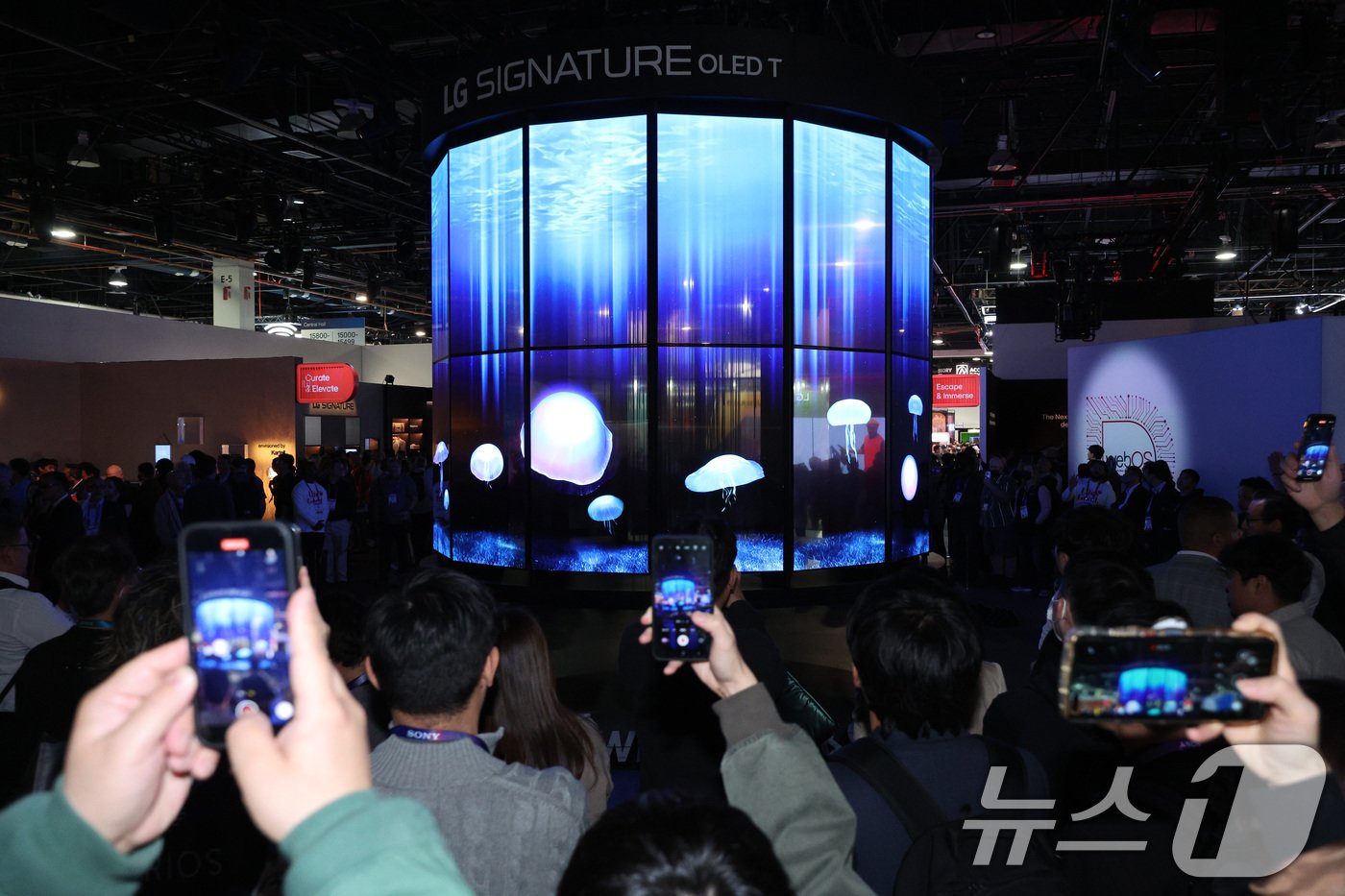 본문 이미지 - 세계 최대 정보기술&#40;IT&#41;·가전 전시회 &#39;CES 2025&#39; 개막일인 7일&#40;현지시간&#41; 미국 네바다주 라스베이거스 컨벤션센터&#40;LVCC&#41;에 마련된 LG전자 부스에서 관람객들이 &#39;LG 시그니처 올레드 T&#39; 28대로 구성된 초대형 미디어아트를 관람하고 있다. 2025.1.8/뉴스1 ⓒ News1 신웅수 기자