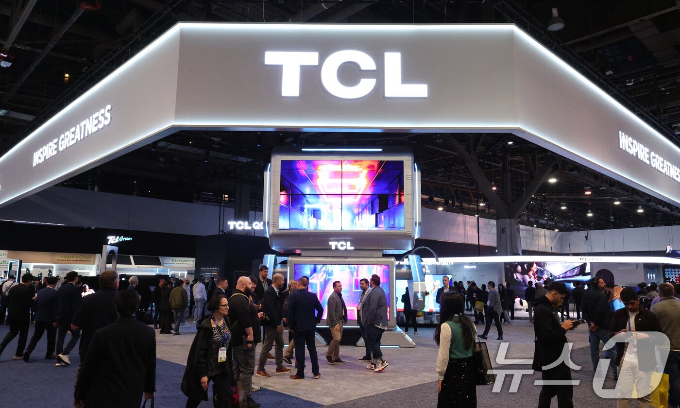 본문 이미지 - 세계 최대 IT(정보기술)·가전 전시회 'CES 2025' 개막일인 7일(현지시간) 미국 네바다주 라스베이거스 컨벤션센터(LVCC)에 마련된 TCL 부스가 관람객들로 붐비고 있다. 2025.1.8 ⓒ 뉴스1 신웅수 기자