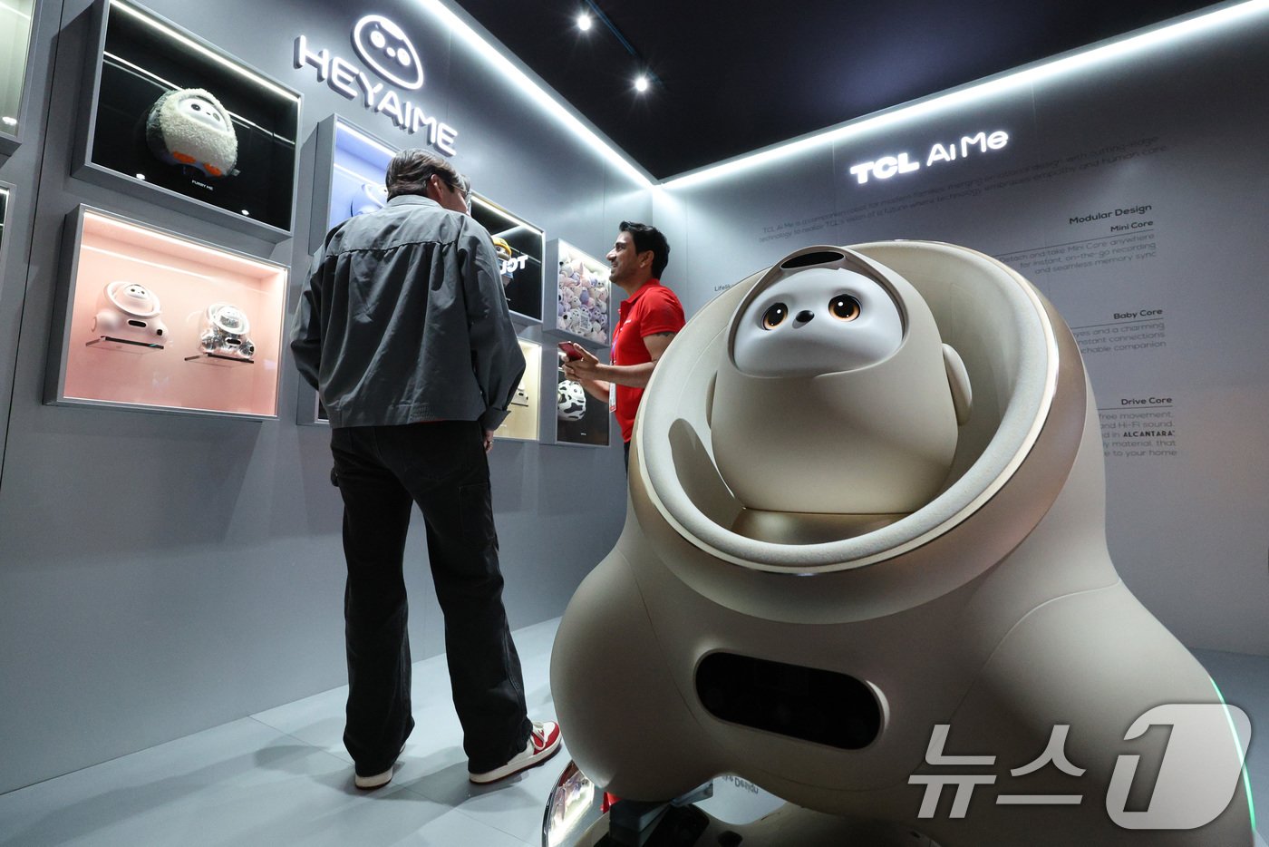 본문 이미지 - 세계 최대 정보기술(IT)·가전 전시회 'CES 2025' 개막일인 7일(현지시간) 미국 네바다주 라스베이거스 컨벤션센터(LVCC)에 마련된 중국기업 TCL 부스에서 관람객들이 인공지능(AI) 로봇 에이미(AiMe)를 살펴보고 있다. 2025.1.8/뉴스1 ⓒ News1 신웅수 기자