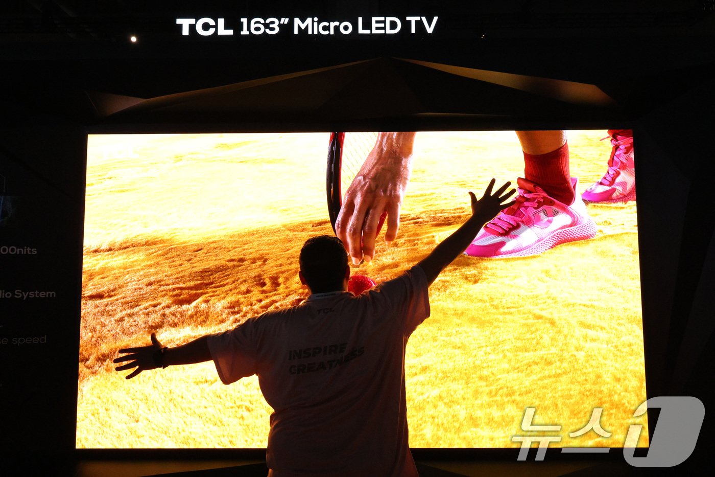 본문 이미지 - 세계 최대 정보기술&#40;IT&#41;·가전 전시회 &#39;CES 2025&#39; 개막일인 7일&#40;현지시간&#41; 미국 네바다주 라스베이거스 컨벤션센터&#40;LVCC&#41;에 마련된 중국기업 TCL 부스에서 관람객이 163인치 마이크로 LED TV의 크기를 측정하고 2025.1.8/뉴스1 ⓒ News1 신웅수 기자
